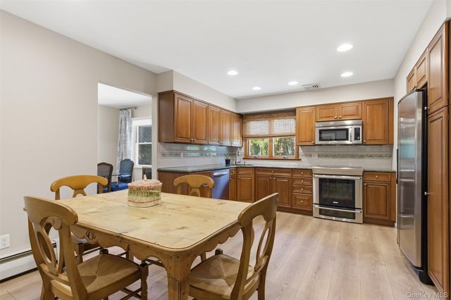 16 Amherst Lane, Smithtown, NY 11787
