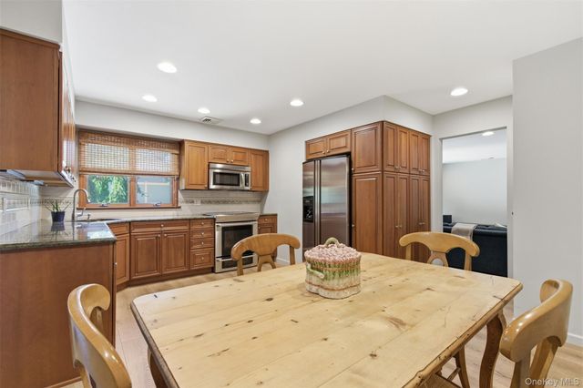 16 Amherst Lane, Smithtown, NY 11787