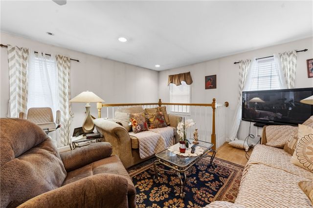 15 Metacomet Avenue, East Providence, RI 02916