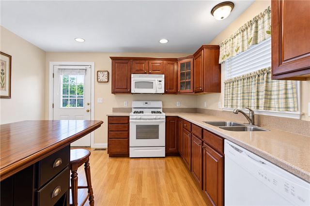 15 Metacomet Avenue, East Providence, RI 02916
