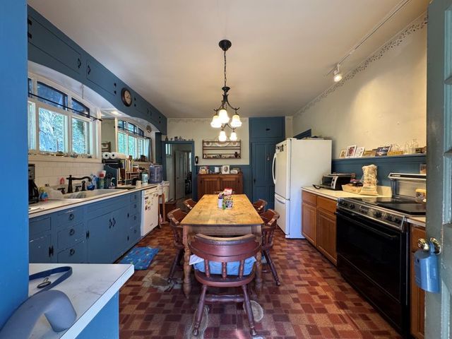 828 Brownhome Rd, Scott Twp, PA 16101