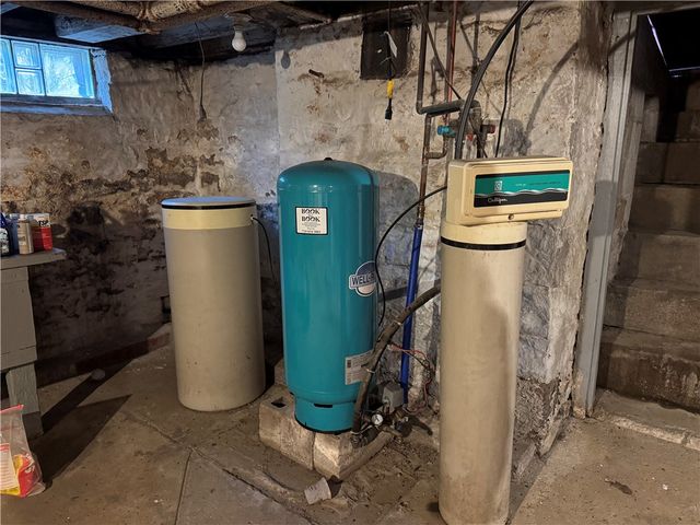 828 Brownhome Rd, Scott Twp, PA 16101