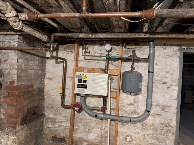 828 Brownhome Rd, Scott Twp, PA 16101