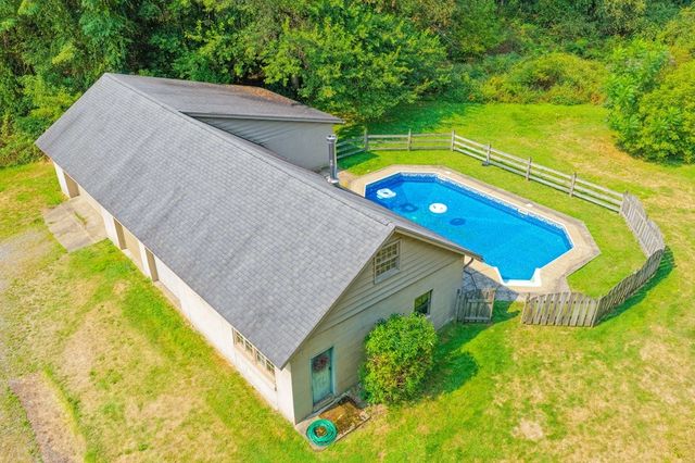 828 Brownhome Rd, Scott Twp, PA 16101