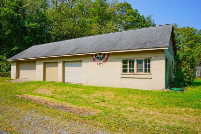 828 Brownhome Rd, Scott Twp, PA 16101