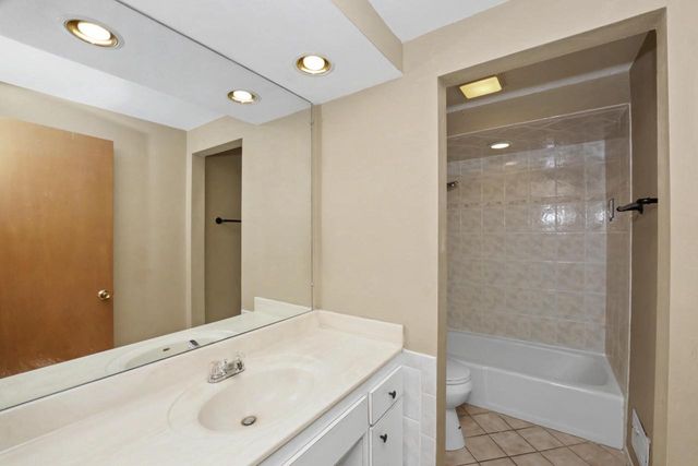 5075 W Colonial COURT, Greenfield, WI 53220