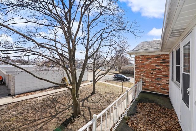 5075 W Colonial COURT, Greenfield, WI 53220