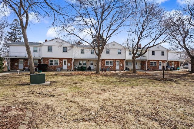 5075 W Colonial COURT, Greenfield, WI 53220