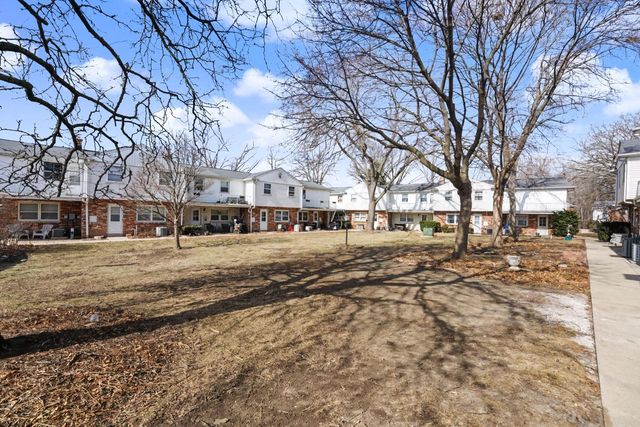 5075 W Colonial COURT, Greenfield, WI 53220