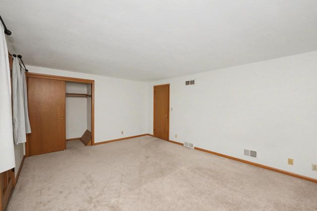 5075 W Colonial COURT, Greenfield, WI 53220