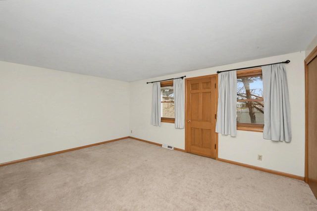 5075 W Colonial COURT, Greenfield, WI 53220