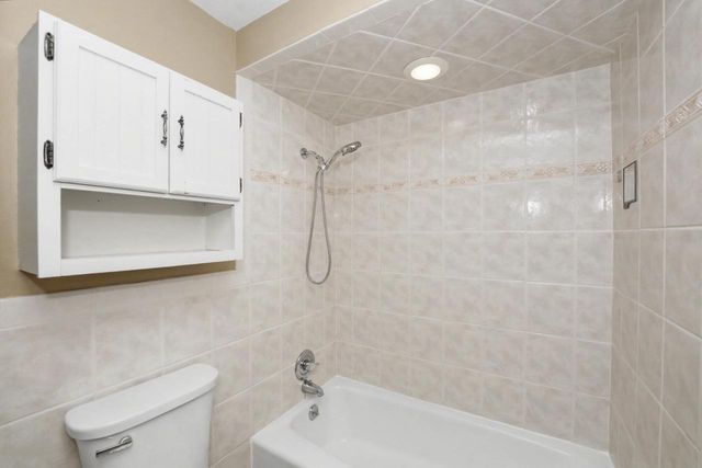 5075 W Colonial COURT, Greenfield, WI 53220