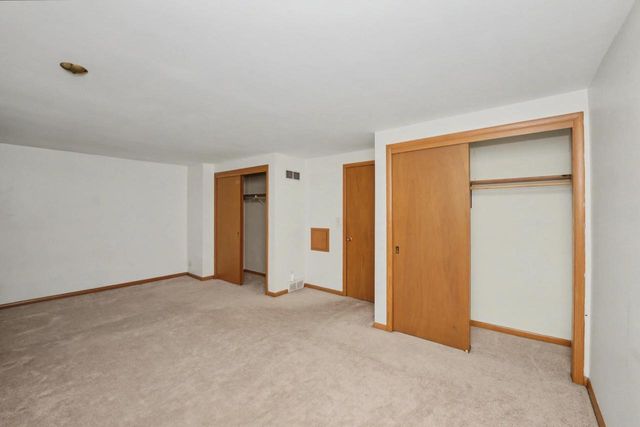 5075 W Colonial COURT, Greenfield, WI 53220