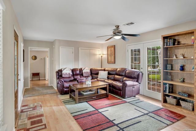 1122 HILL CIRCLE EAST DR, Granite Shoals, TX 78654