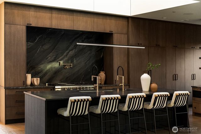 5808 Lakeview Drive, Kirkland, WA 98033