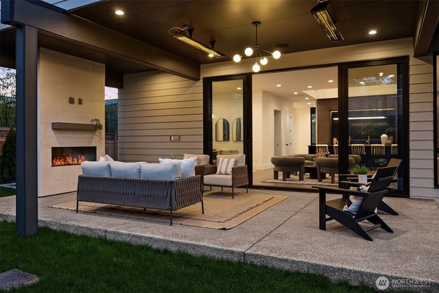 5808 Lakeview Drive, Kirkland, WA 98033