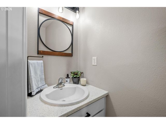 8653 Sw HAMLET St, Tigard, OR 97224