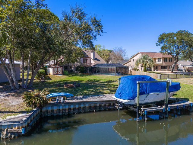 21 Neptune Drive, Mary Esther, FL 32569