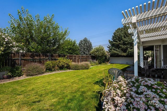 1507 S Willow Creek, Nampa, ID 83686
