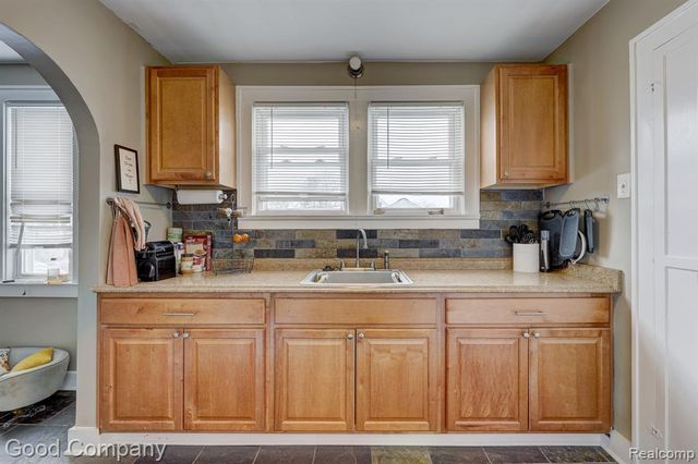 274 E Oakridge Street, Ferndale, MI 48220