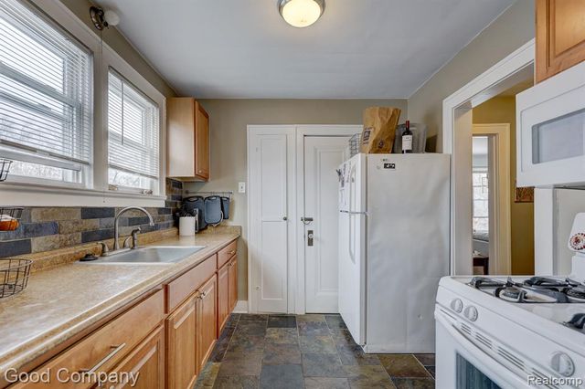 274 E Oakridge Street, Ferndale, MI 48220