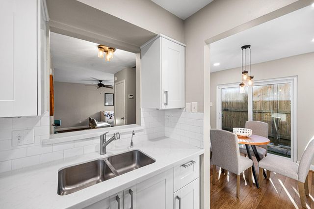 1300 Fairview Avenue B, Houston, TX 77006