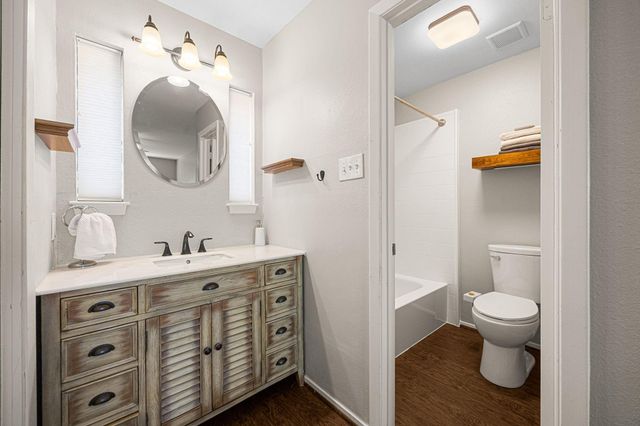 1300 Fairview Avenue B, Houston, TX 77006