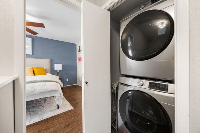 1300 Fairview Avenue B, Houston, TX 77006