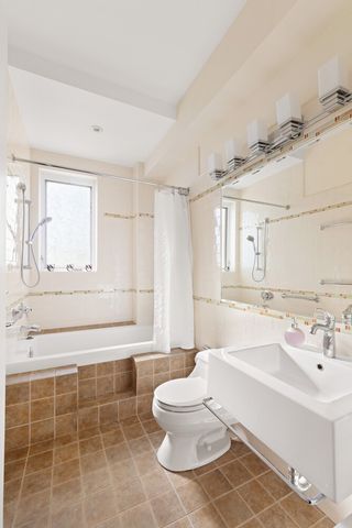 242 E 19th St Apt 15B, New York City, NY 10003
