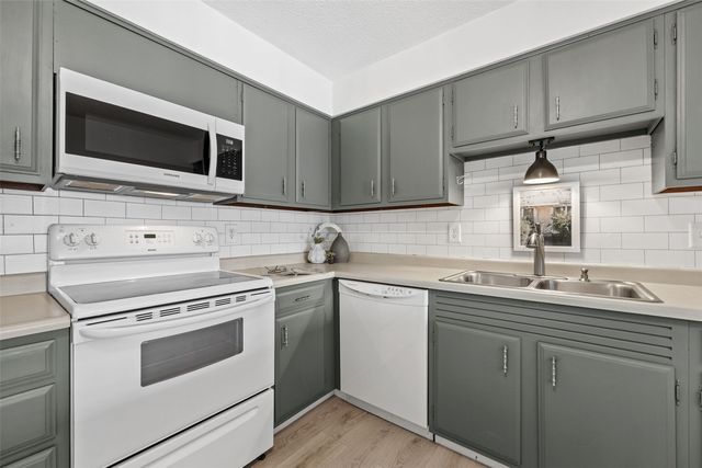 130 Thompson Dr SE 320, Cedar Rapids, IA 52403