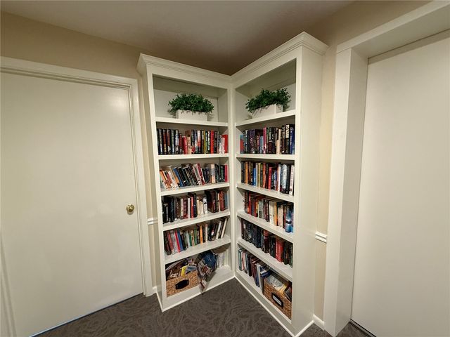 130 Thompson Dr SE 320, Cedar Rapids, IA 52403