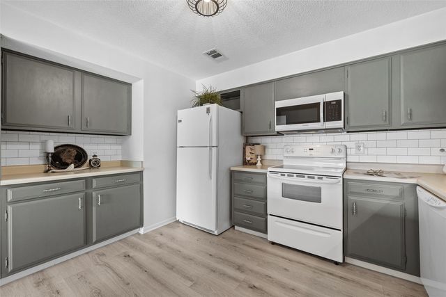 130 Thompson Dr SE 320, Cedar Rapids, IA 52403