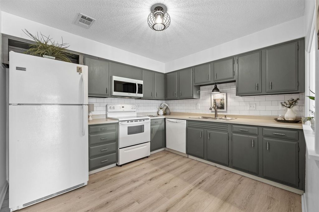 130 Thompson Dr SE 320, Cedar Rapids, IA 52403