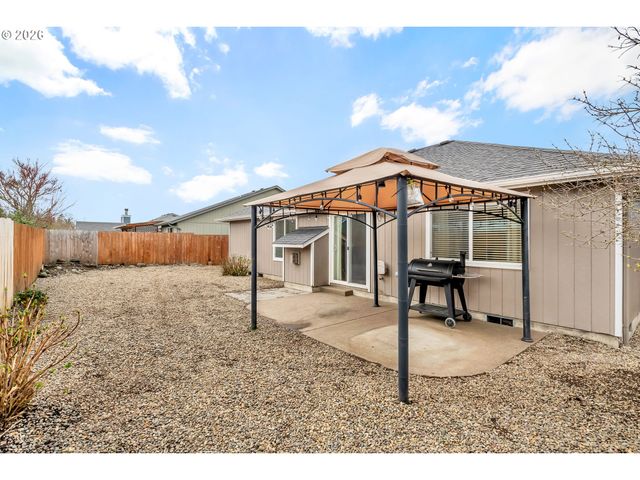 41 SANDALWOOD Loop, Creswell, OR 97426