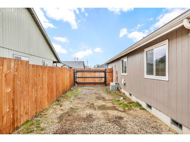 41 SANDALWOOD Loop, Creswell, OR 97426