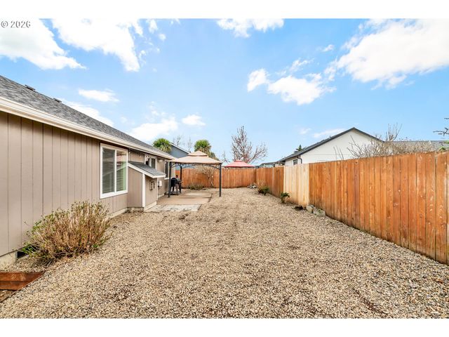 41 SANDALWOOD Loop, Creswell, OR 97426
