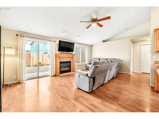 41 SANDALWOOD Loop, Creswell, OR 97426