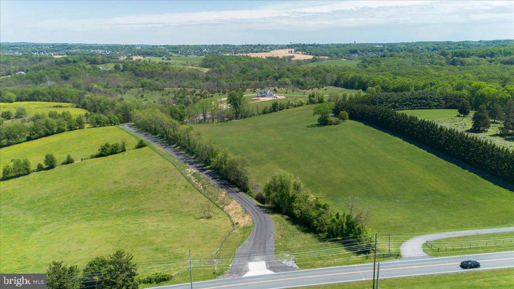 Image 5 of property listing at 5925B WOODVILLE RD, Mount Airy, MD 21771