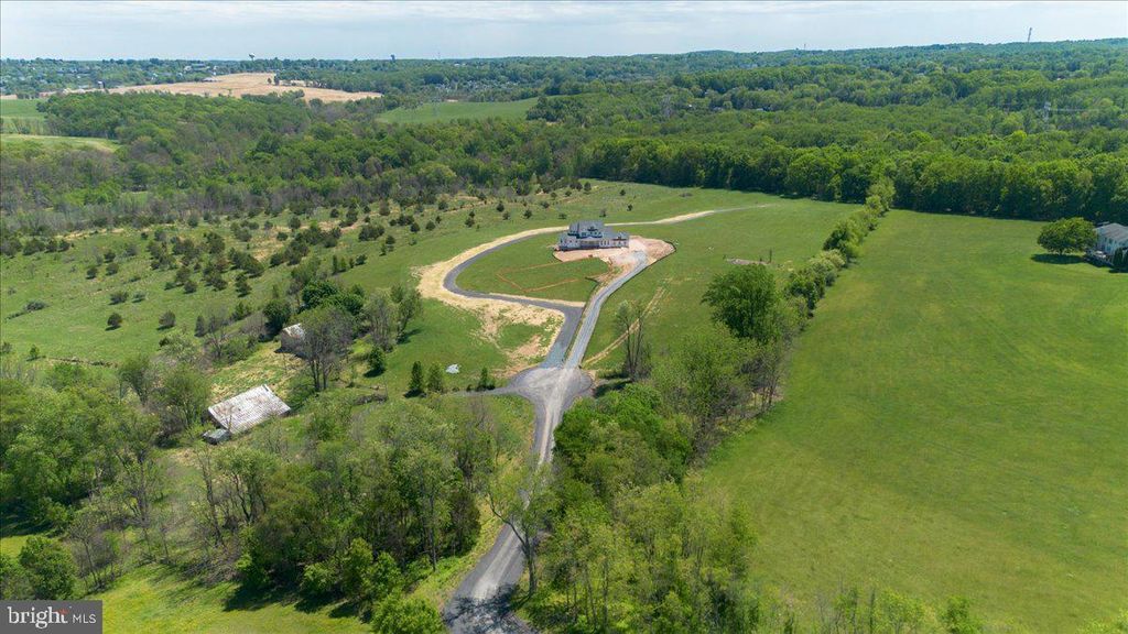 Image 6 of property listing at 5925B WOODVILLE RD, Mount Airy, MD 21771