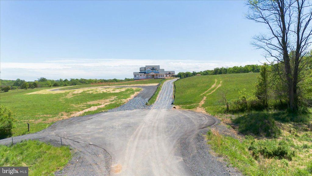 Image 7 of property listing at 5925B WOODVILLE RD, Mount Airy, MD 21771