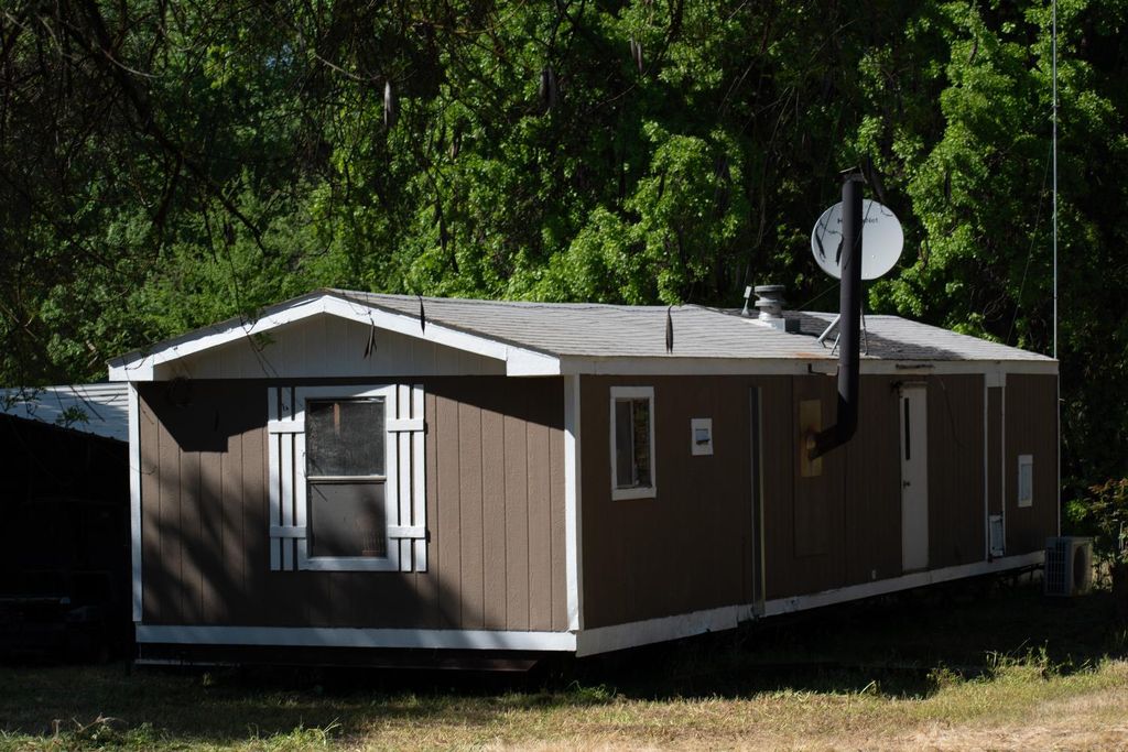 Image 12 of property listing at 1000 S Rainbow Route, Sanger, CA 93657