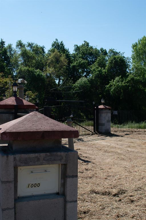 Image 2 of property listing at 1000 S Rainbow Route, Sanger, CA 93657