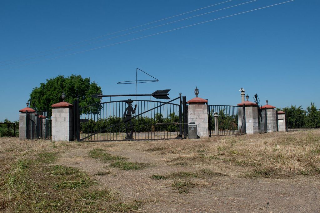 Image 3 of property listing at 1000 S Rainbow Route, Sanger, CA 93657