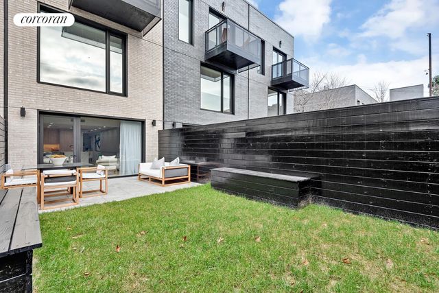 22 HUNTINGTON Street, New York City, NY 11231