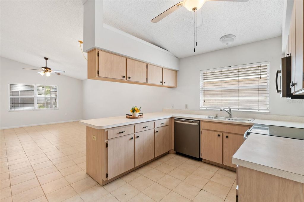 Image 12 of property listing at 4770 SILVER CIRCLE, Zephyrhills, FL 33541