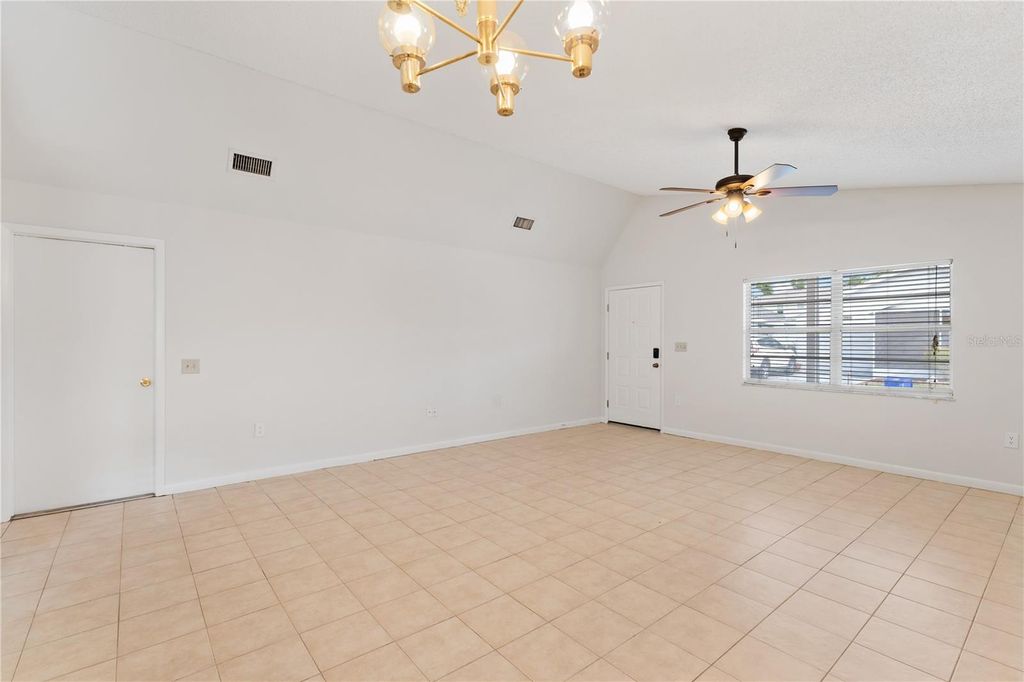 Image 7 of property listing at 4770 SILVER CIRCLE, Zephyrhills, FL 33541