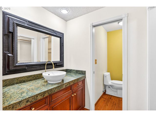 14775 Nw OAKHILLS Dr, Beaverton, OR 97006