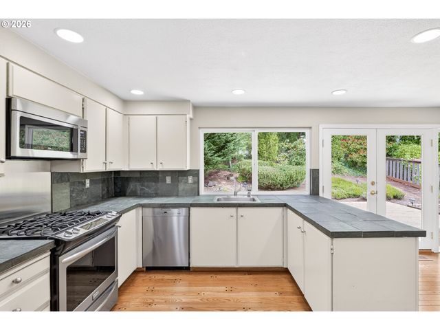 14775 Nw OAKHILLS Dr, Beaverton, OR 97006