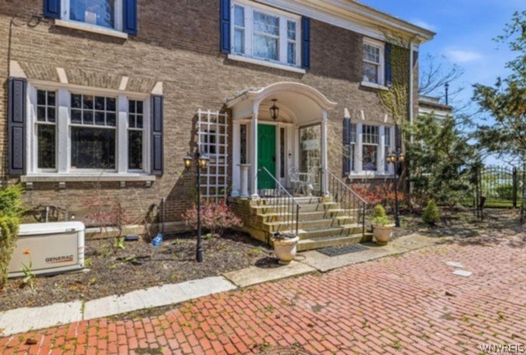 1 Hillcrest Street, Niagara Falls, NY 14303