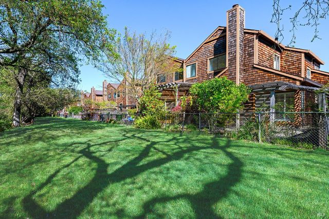 9239 Lakewood Dr, Windsor, CA 95492